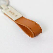 Cargar imagen en el visor de la galería, Llavero horizontal en cuero